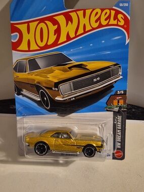 D4 Hot Wheels  67  Camaro plus shipping protector